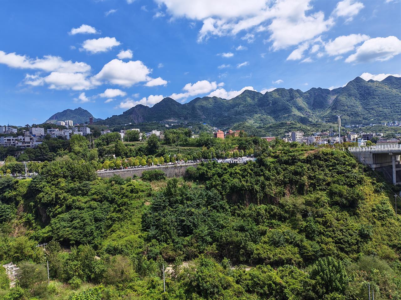 我最佩服的是诗人，写小说要用几十万字才能表达的剧情，他们用几行字就能表达清楚！