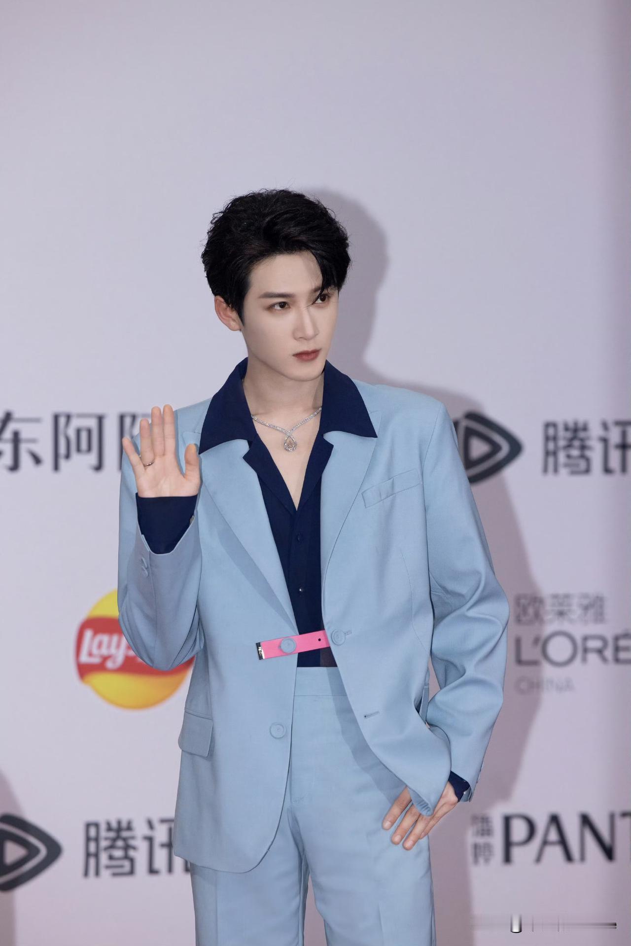 12月21日，工作室更新檀健次出席2025年星光大赏的宣传照，真的好帅呀。檀