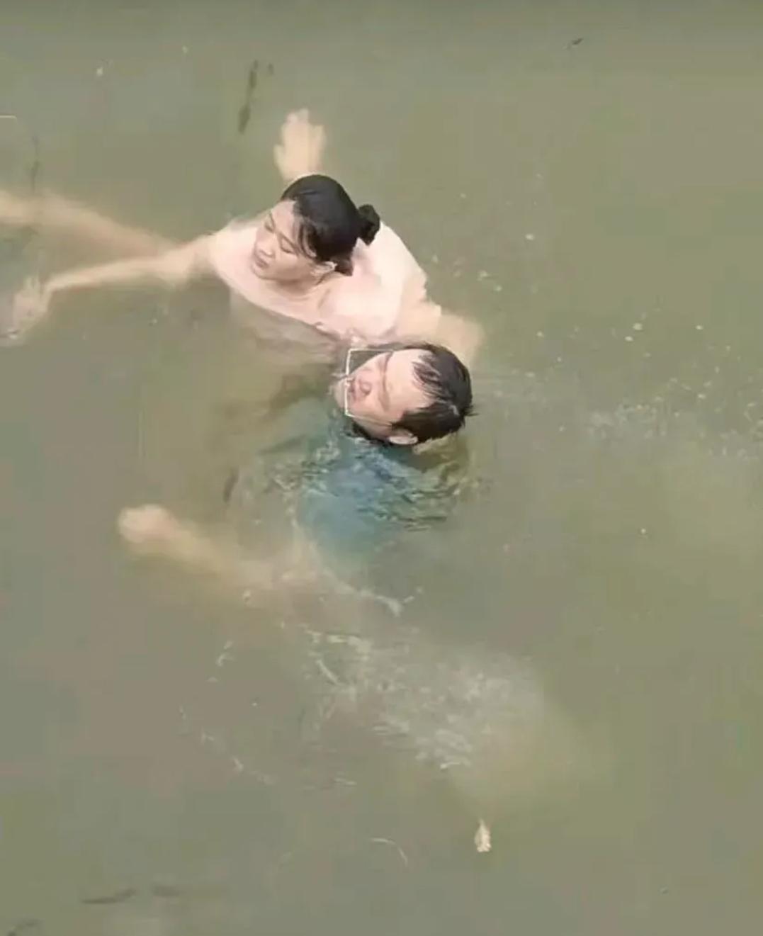 笑不活了！河北，男子见一女子落水，脱了衣服就跳进河里救人，结果游泳的时候把裤头游