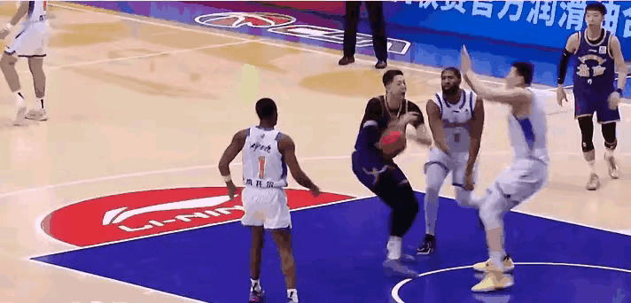 沈梓捷崴脚，看着挺严重的。之前代表广东队打比赛，发挥挺好的，看着状态恢复得不错