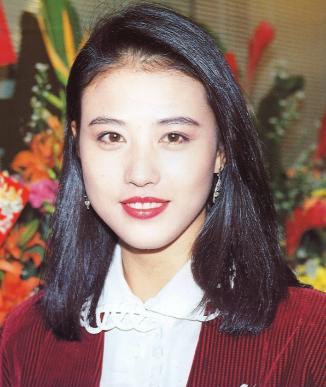 1990年，吕良伟父亲大骂：“你老婆周海媚天天睡到12点，这么懒的女人，也不伺候