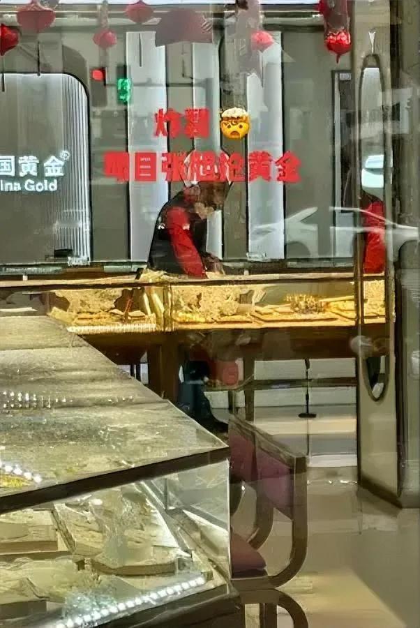 上海今天出了个“狠人”——拿锤子砸金店,还备了麻袋要装黄金!我刷到视
