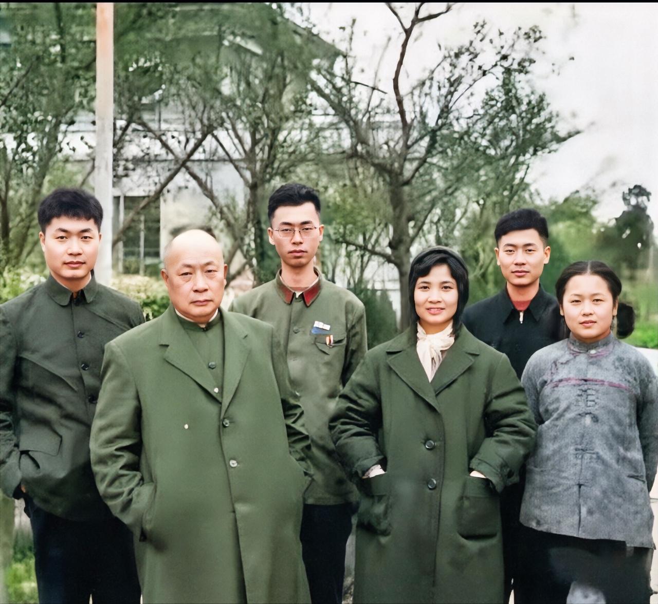 张茜有多美？这是1964年，陈毅一家在成都留影，她42岁，气质非凡