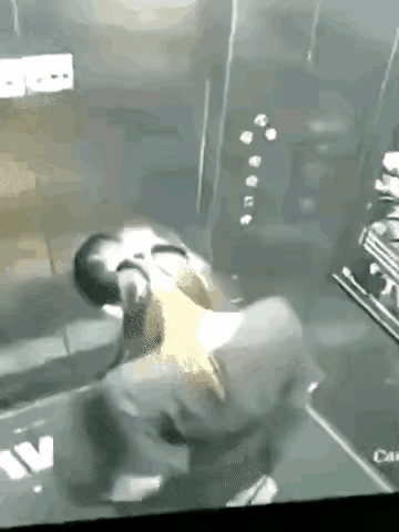 电梯门开那秒，男的呆傻不是“没见过世面”——是这一幕撕开了“公共空间里的底线幻