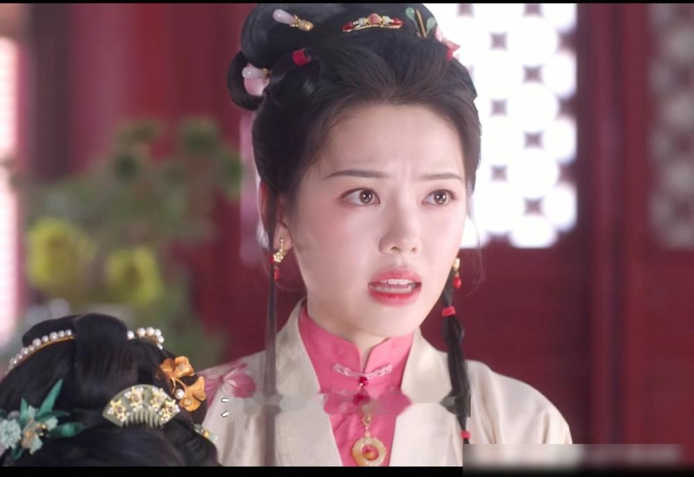谭松韵这回被骂惨了，眼白多、黑眼仁小，三十秒没台词差点被说成宕机。《兰香如故》豆瓣7.5，央视八套播