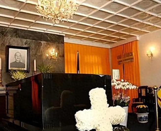 两蒋灵柩现状：台湾不想要，亲人懒得管，“台独”分子泼油漆泄愤 蒋介石和蒋经国