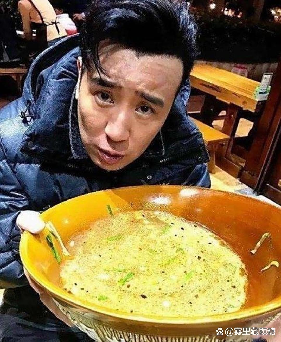 于和伟对请求合影的饭店老板说，“咱就踏踏实实地吃顿饭呗”。这话听着客气，底下全