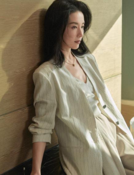 ..内娱女明星里，我最想不通的就是董洁了，她明明有钱有名，长的还那么漂亮，却