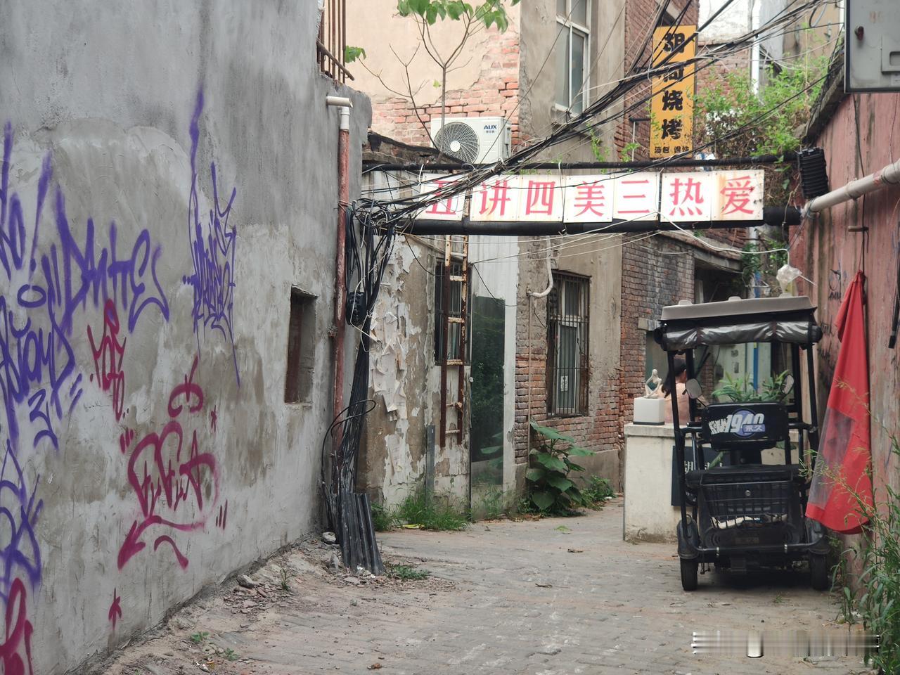 郑州金水区的海滩街是一个网红打卡地，虽然破旧但不失古朴的沿街老建筑，在这喧嚣的都