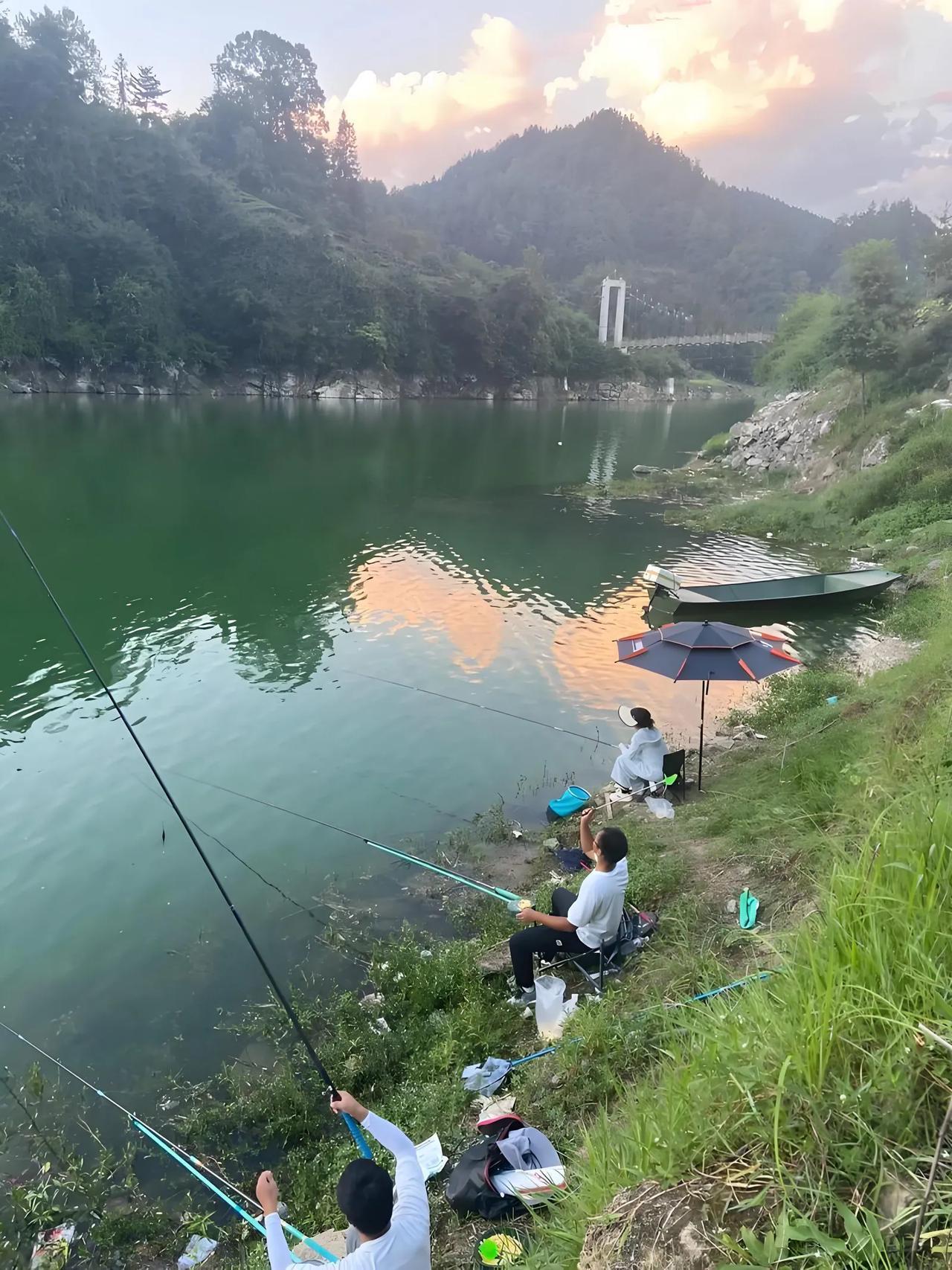 一根鱼竿救了一条命！11月16日，上海一男子在河边钓鱼时，发现有人落水了，情急