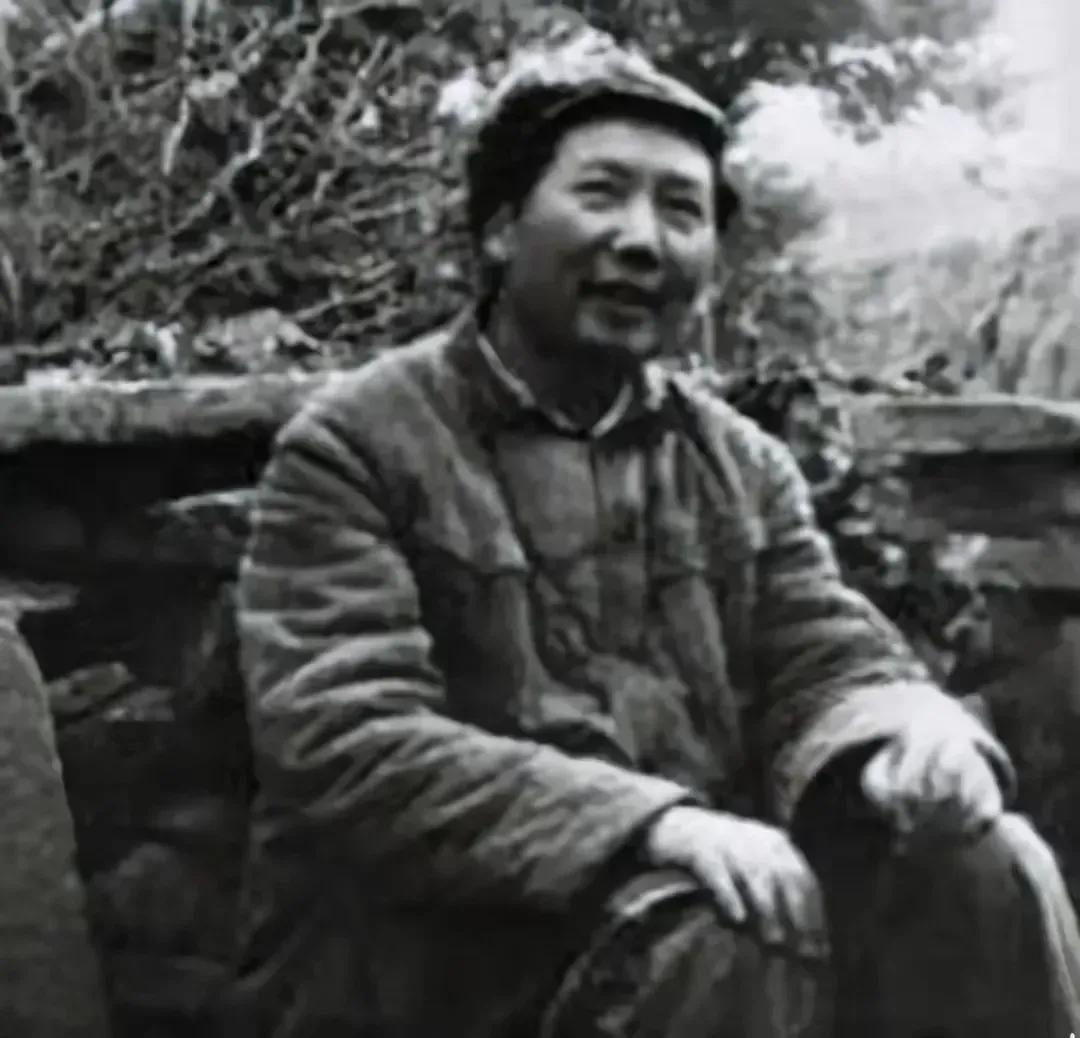 被人调包毛主席刚到杨家岭是1937年冬天，那时毛主席穿的是件旧