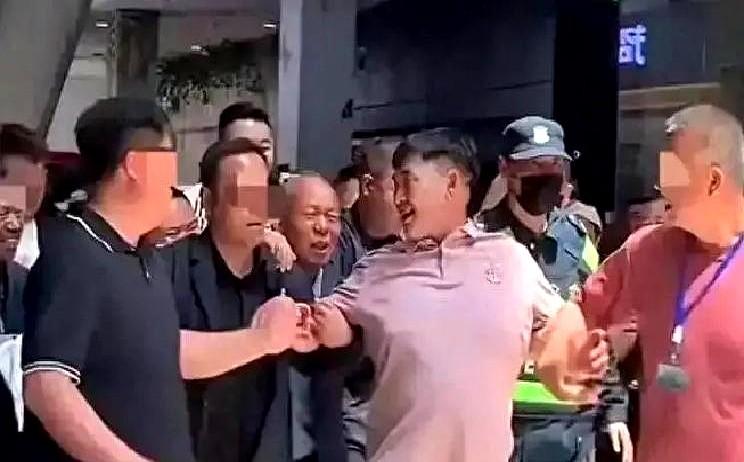 饭局上，主办方把贵宾席的C位留给他，他却端着餐盘，绕了过去。朱之文找了个最偏