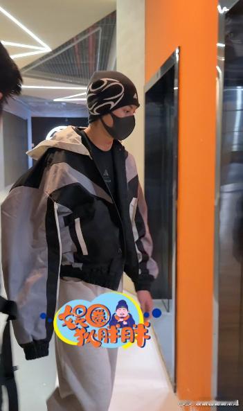 曝王鹤棣保镖肘击私生首先保镖干的就是这个活其次对于私生请任何时候都不要客气最