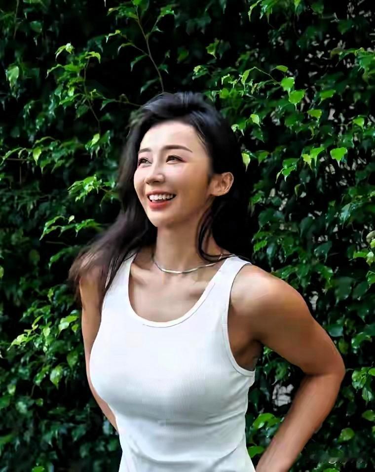 解说NBA的五大顶级白富美主播：1、美娜—32岁2、张曼源—29岁3