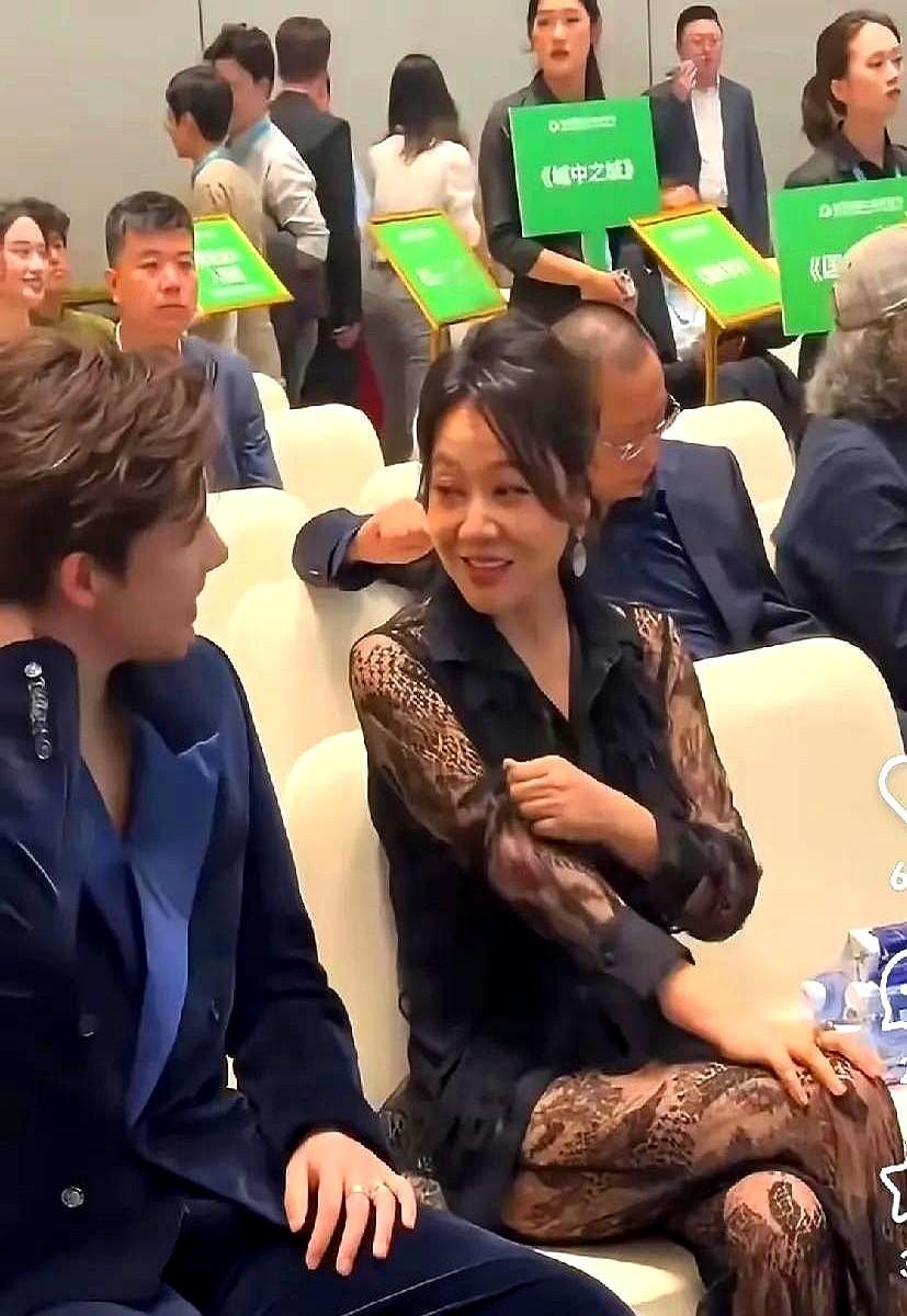 王安宇估计都后悔去白玉兰当主持了吧不是因为主持功底不好，也不是怯场而是闫