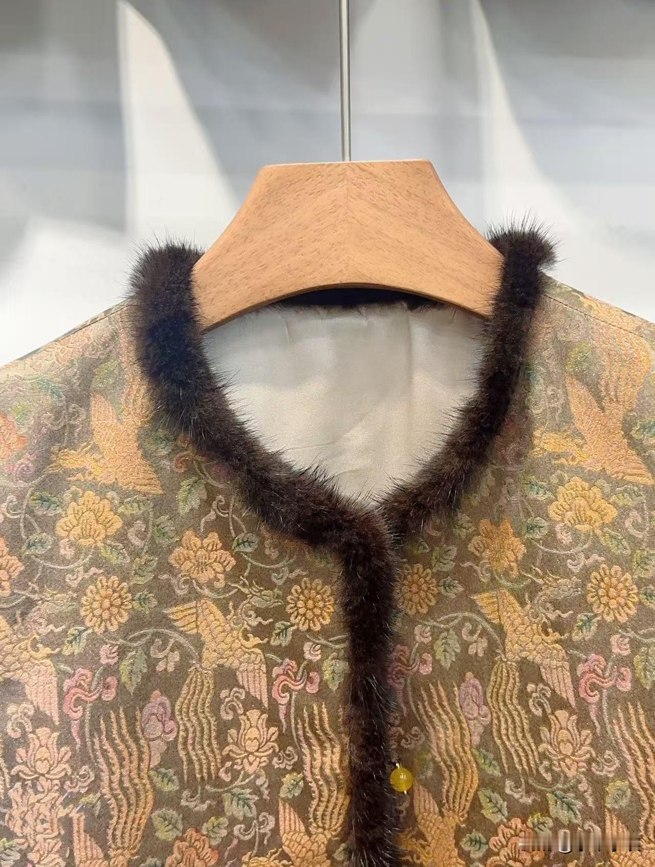 今年春节是暖冬，一点也不冷。原本备好的羊绒大衣羽绒服没派上用场。反倒是这件作