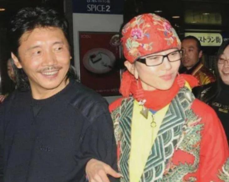 2002年，44岁的杨丽萍和52岁的富商刘淳晴结婚已有7年，两人婚后一直没要孩子