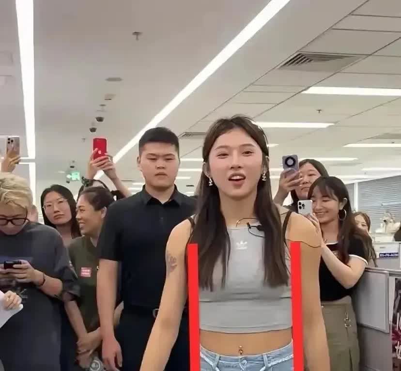 刷到吴艳妮赛场图的那一刻，真的震惊了。她的身材，从胸口到胯骨几乎是一条直