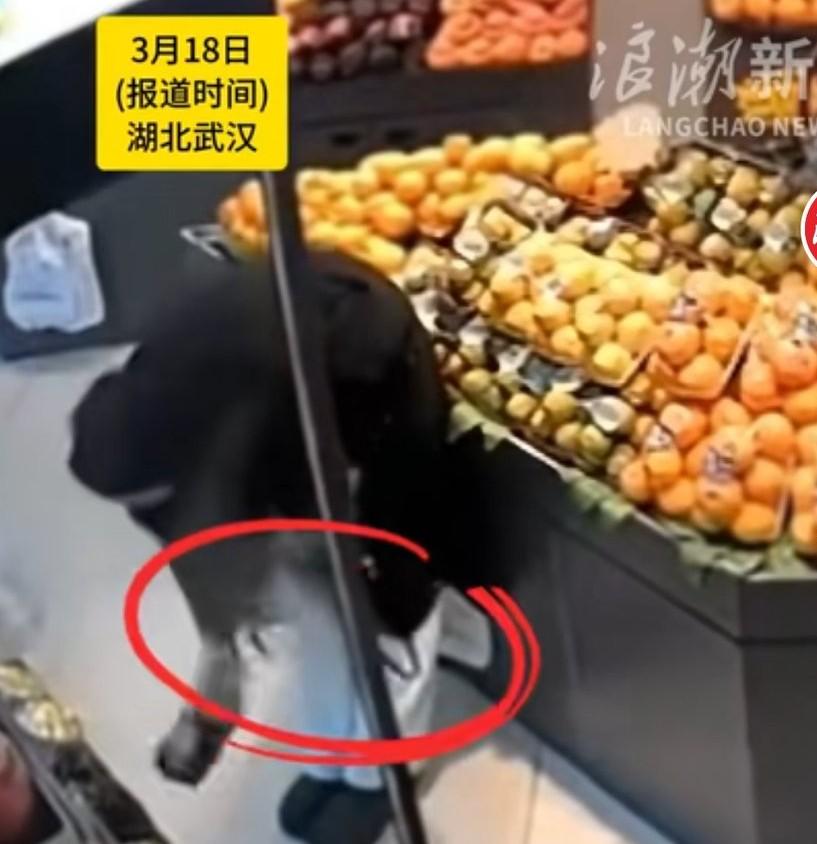女子一年前水果店偷走车厘子，老板将女子偷水果视频置顶一年，一年后，女子又来偷榴