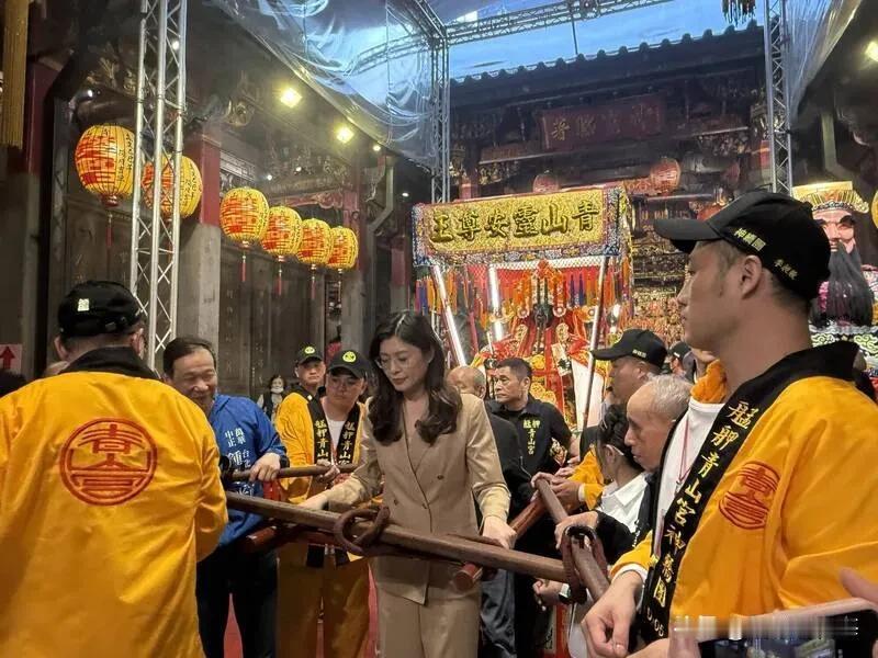 焦头烂额！郑丽文出席艋舺青山王祭典对助理费除罪化及民调低等问题避而不谈20
