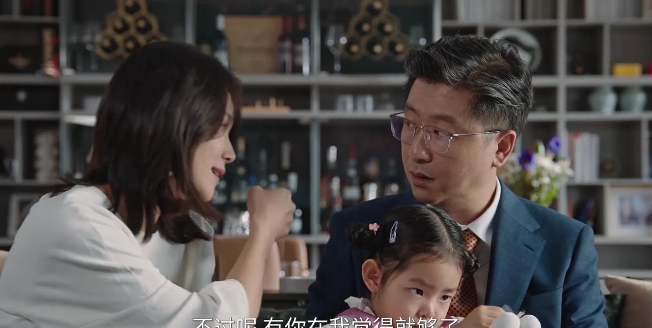 《利剑玫瑰》其实叶修明没有那么爱方子琳了！他在楼上看见方子琳和吴斌的互动，虽然吃