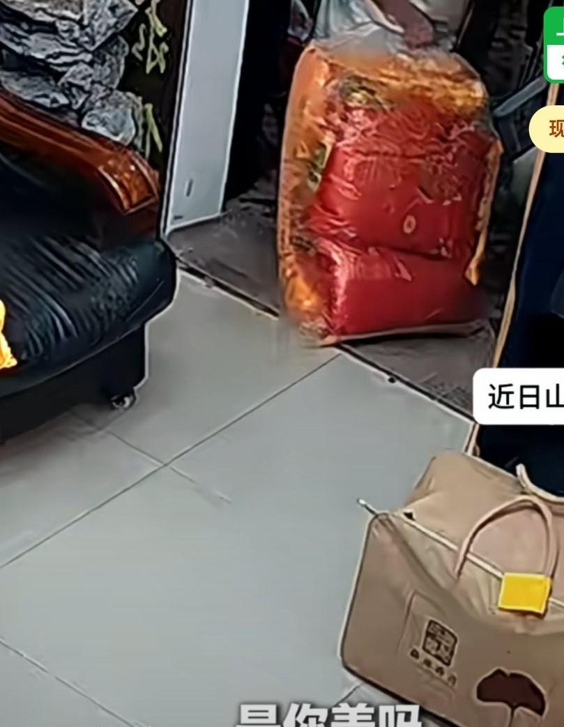 在医院陪护的老人，晚上冷想买床被子，误打误撞来到了殡葬店，对老板说我不要太贵