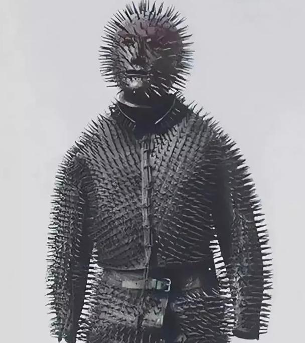 19世纪，聪明的西伯利亚猎人从刺猬身上得到灵感，发明出这种全是尖刺的狩猎服，专门