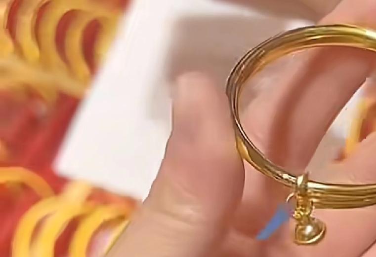 广东商家的套路太深了一位母亲带着自己的孩子去一家金店准备试戴一下金手镯佩戴之