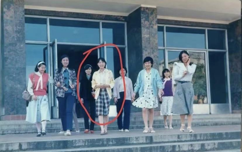 年轻时真耐看！图1是杜建英浙大时与同学们合影，穿着真时髦，可见家境也不差，当时才