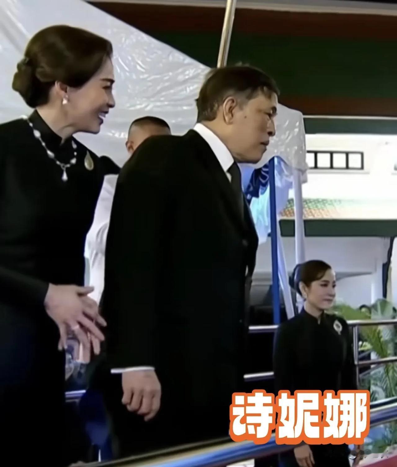 诗妮娜册封诰书上是贵人位份,当然比王后差很多级别,但至少她已经是泰国王室改革一百