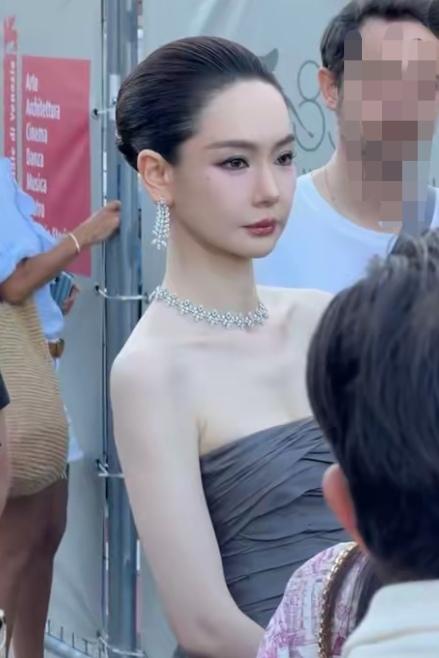 戚薇威尼斯红毯造型简直美出了天际。肤如凝脂是人群中最靓的风景。戚薇非常注重自