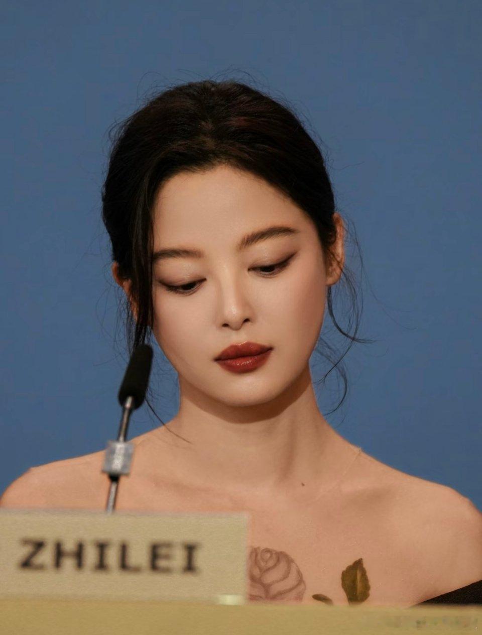 辛芷蕾的眼神里真的充满了野心与力量，威尼斯影后只是她的一个开始，蕾子会一直星途坦