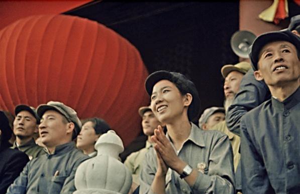 就图论图，这个颜值真高！开国大典，天安门城楼上，越剧大师袁雪芬穿着没有性别