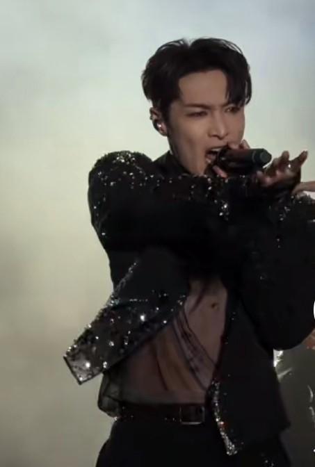 别再盯着张艺兴的“捂裆”动作骂了。那根本不是你们想的那回事。那是街舞里的基础