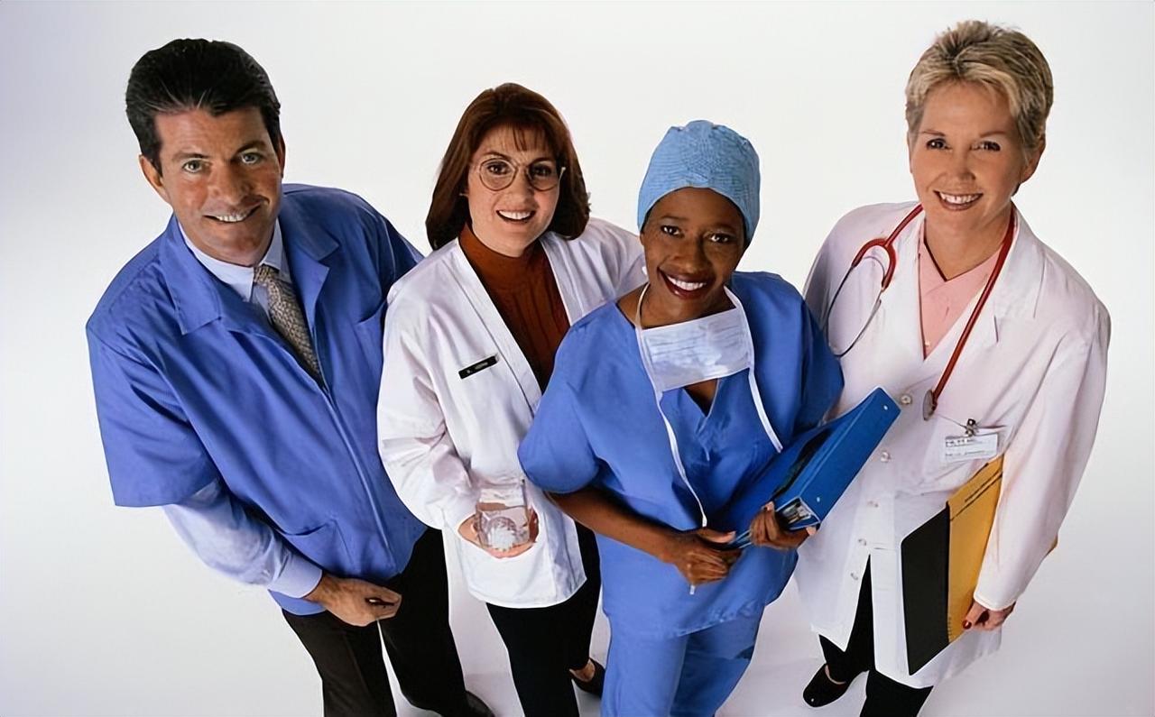 药店里抗生素老是缺，止痛药却堆得满满当当，这在美国已经成了常态，让人忍不住想：发