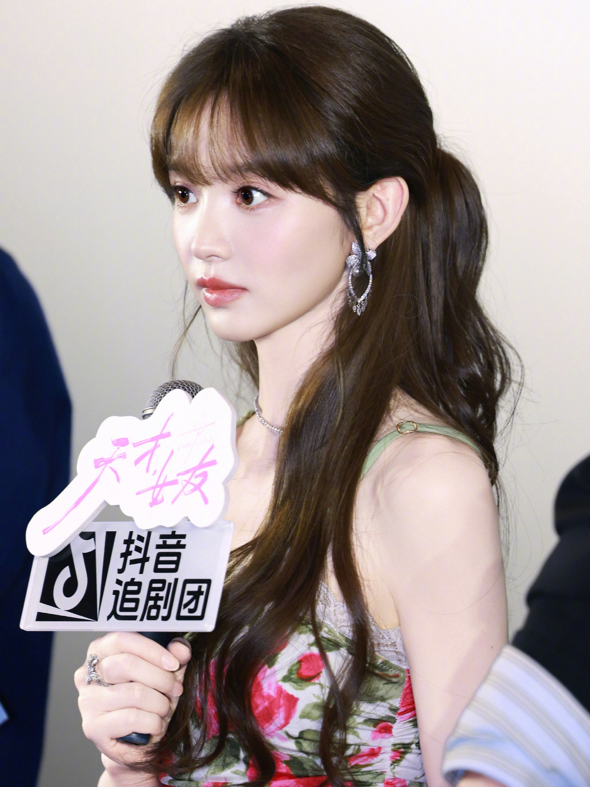 田曦薇《天才女友》剧宣活动造型，身着Chloé2026春夏系列亮相，明媚的印花