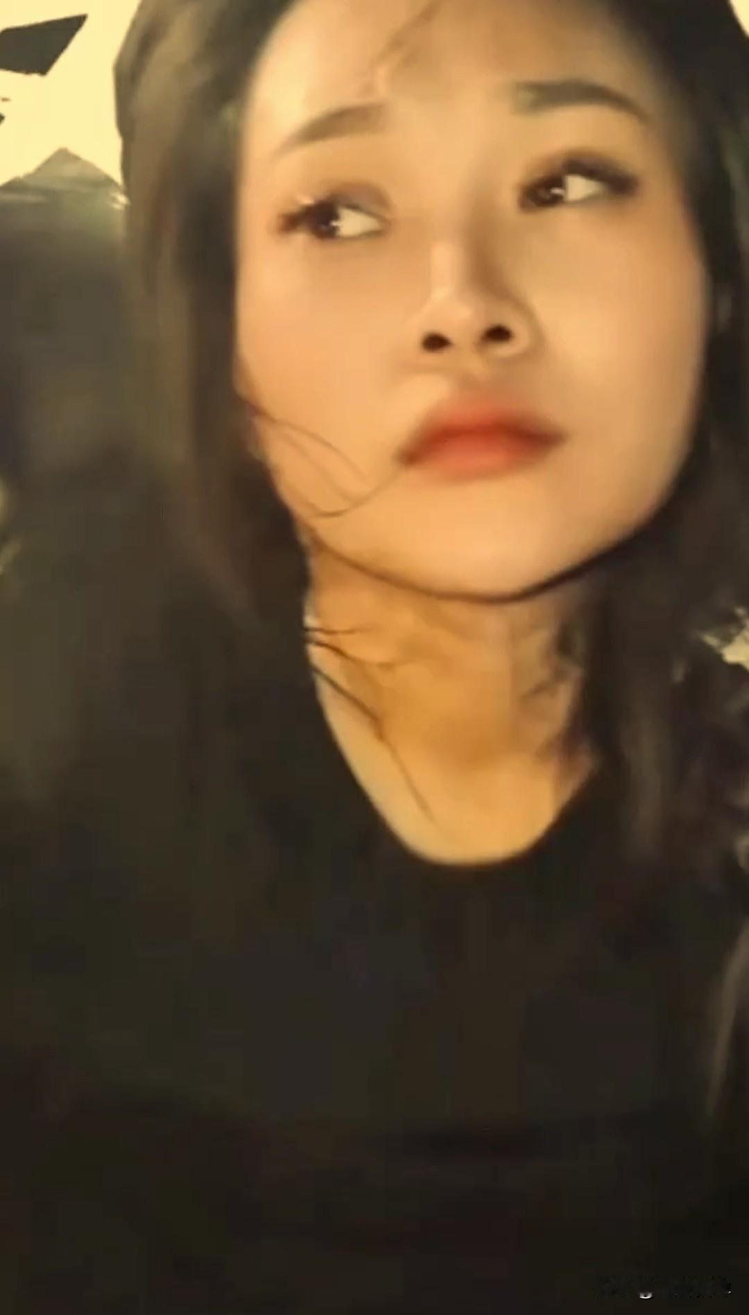 柬埔寨女子持枪劫走6名囚犯，已和其余逃犯一同被抓获，抓捕现场一名记者触摸女子脸部