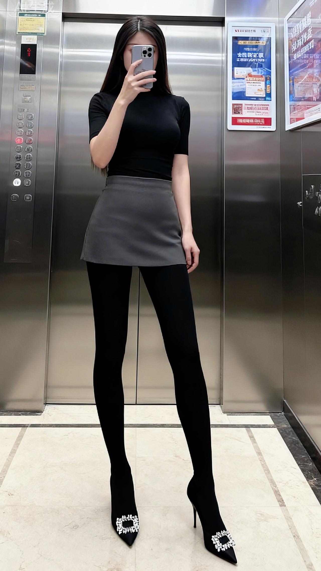 黑短袖+灰短裙+厚黑，极简配色自带高级滤镜，水钻扣高跟鞋点睛，电梯里随手一拍都是