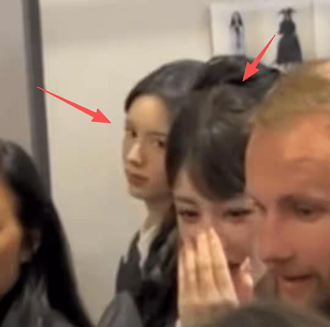 周也遭炮轰！疑向热巴翻白眼，表情多次不耐烦，还给素人甩脸色没想到今年时装周出圈