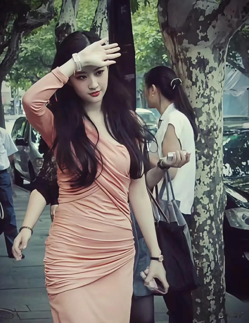 其实绝大多数明星线上线下长得一样，但是你会发现明星360度无死角，她怎么动你怎么