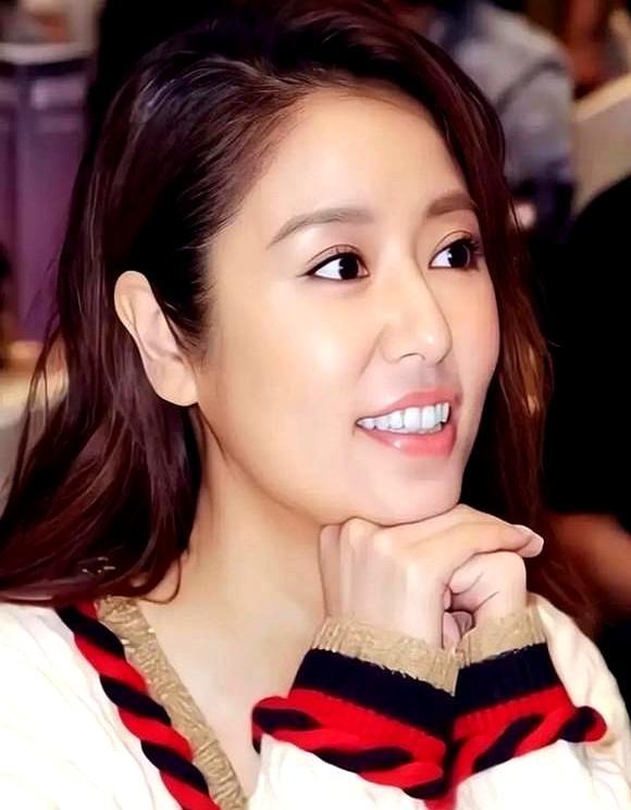 高龄生育的代价，从来不只是身体疼痛。林心如40岁生女，算过一笔残酷的时间账