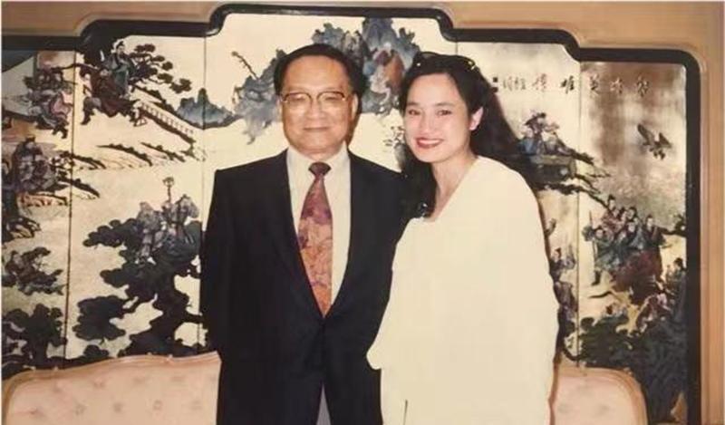 1976年，52岁的金庸爱上16岁女招待，为此他想要和妻子离婚，妻子却说：“可以