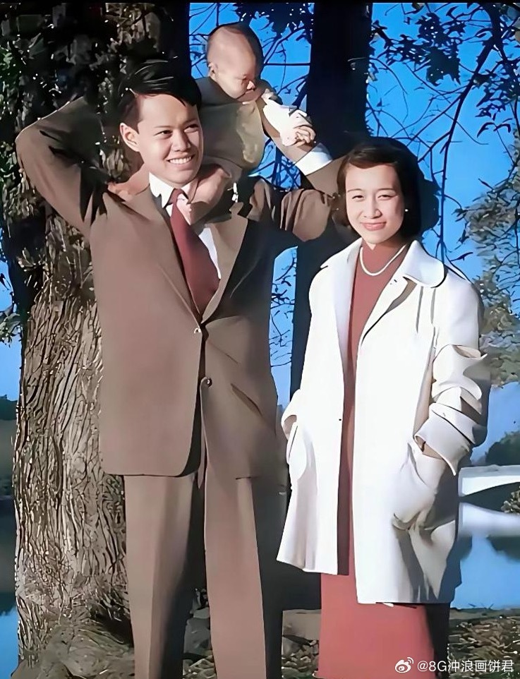 先生溘然长逝，享年103岁。1951年，这张在美国拍的全家福里，先生抱着儿子，妻