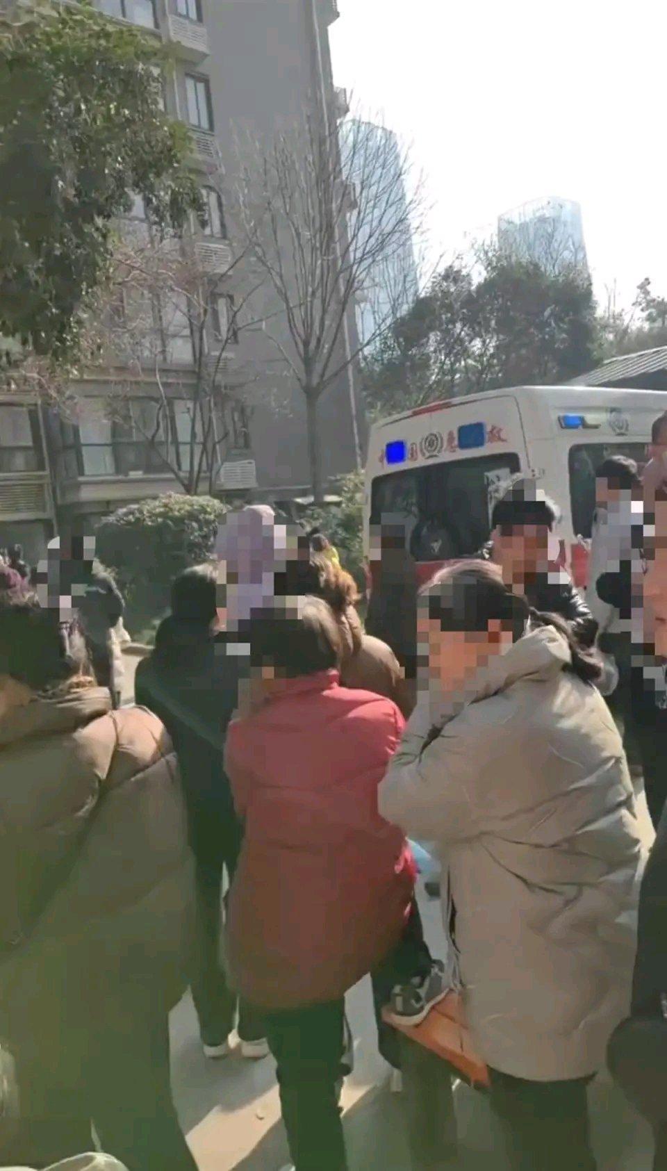 西安紫郡长安小区这电梯事故太让人痛心了。12月27日上午，南区D8楼电梯故障致1