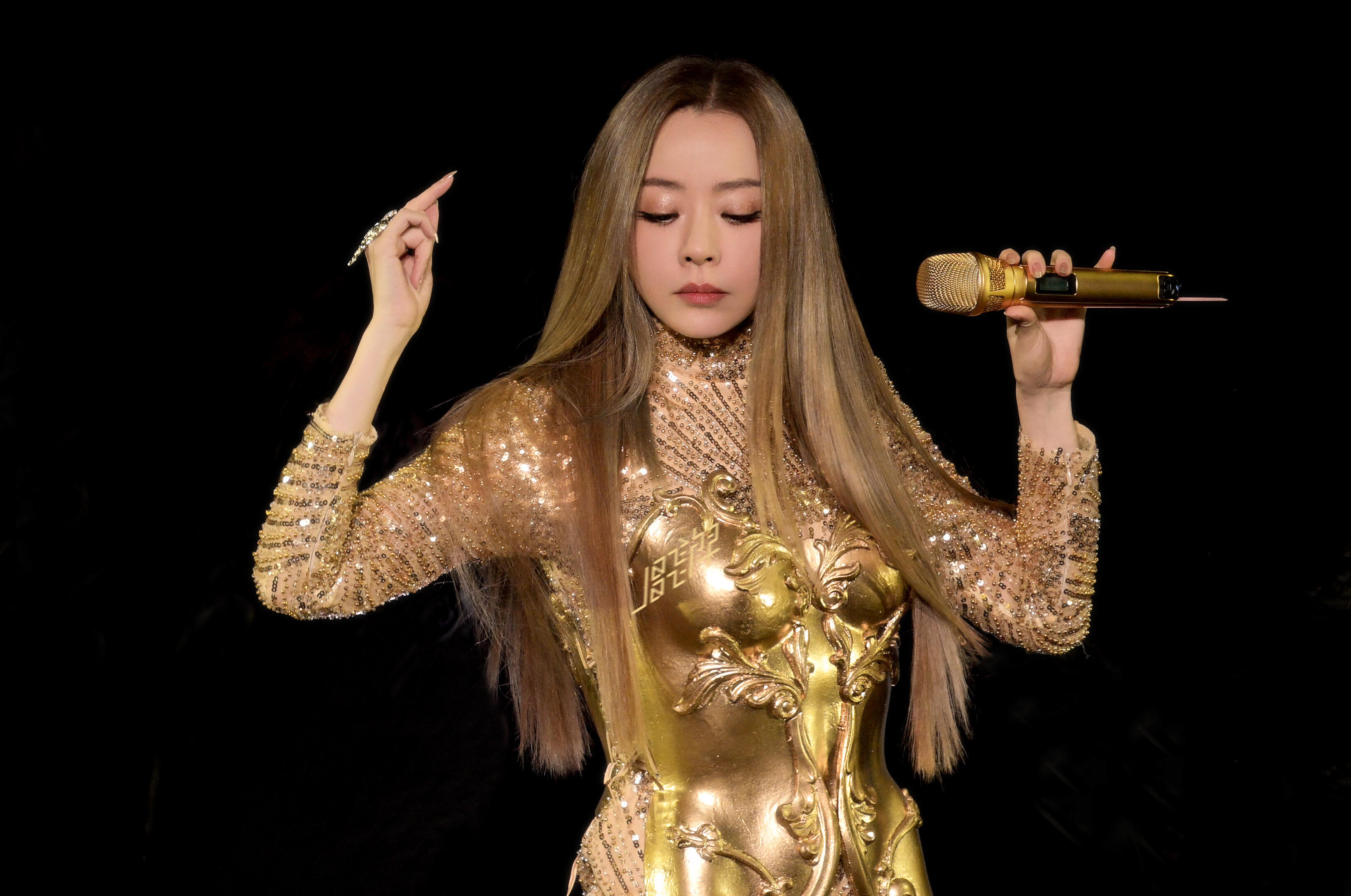 张靓颖~巡演深圳站黄金圣衣靓颖不要怀疑我们爱的是你本人不是妆造你穿拖鞋睡