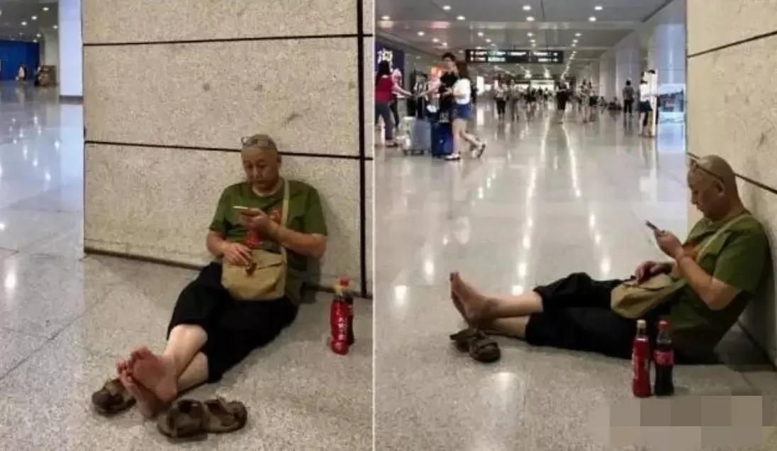 很难想象，这个2018年光脚坐在火车站的男人，曾经是位副市长，在即将升任正厅市长