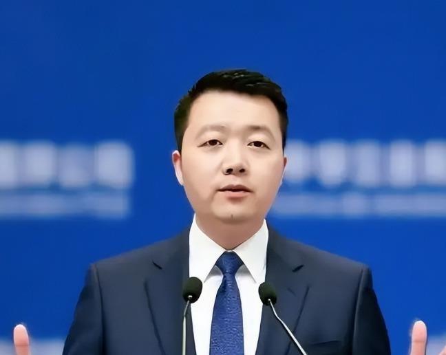 专家罗鸿提了个建议，直接捅了马蜂窝。他原话是这么说的：“强烈建议取消私生子女的继