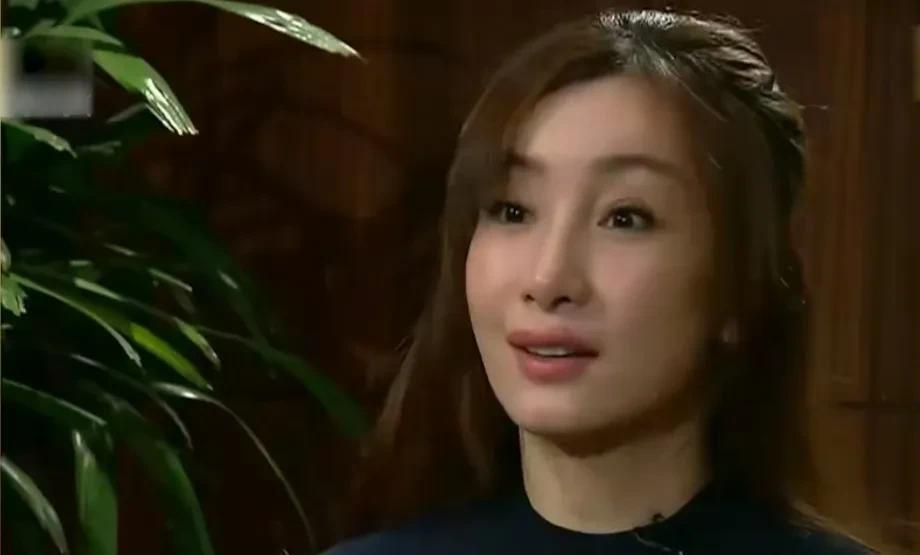 演员秦海璐说：“在我们大学班级里，曾黎是女生里长得最美最靓丽的，个子高，之前也是