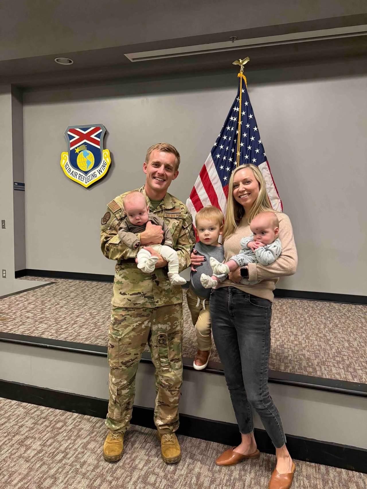 KC-135R加油机坠毁阵亡的约翰•A•克林纳少校，今年33岁，他妻子漂亮大方，