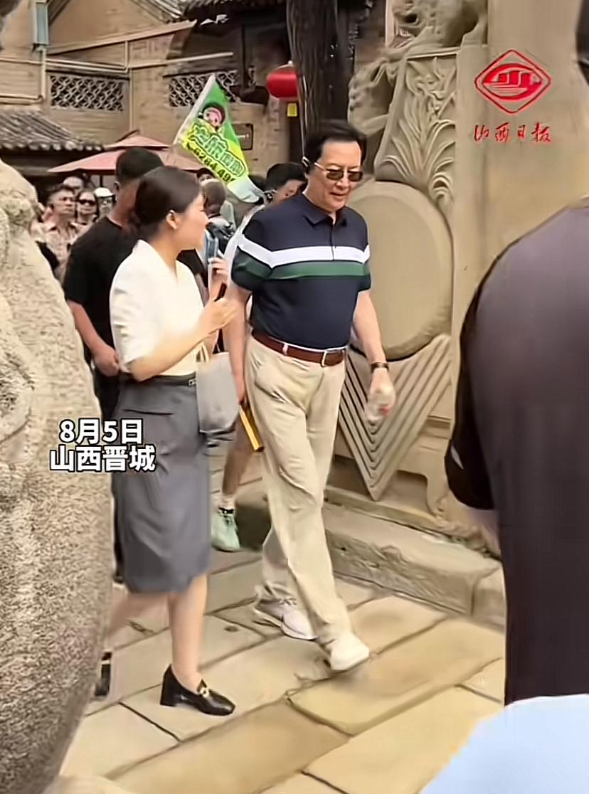 唐国强来山西晋城了，戴个墨镜，拿把扇子，有点像港台大明星作派，往人群中一站，个子